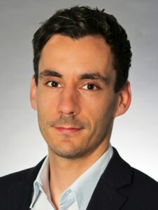 Person im Anzug vor grauem Hintergrund Rechtsanwalt Olaf Miosga