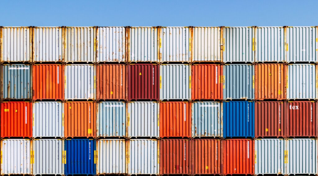Container im Hafen als Symbol für Zoll und Marktüberwachung von Importwaren.