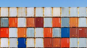 Container im Hafen als Symbol für Zoll und Marktüberwachung von Importwaren.