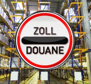 Zoll-Warnschild im Hochregallager mit Paletten und Regalen – Hinweis auf Zollabfertigung und internationale Warenlagerung.